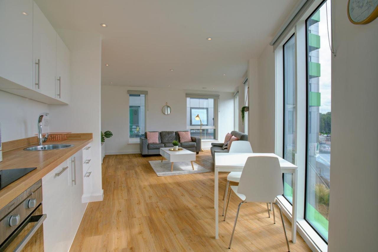 Lovely 2-Bed Apartment In Manchester With Parking المظهر الخارجي الصورة