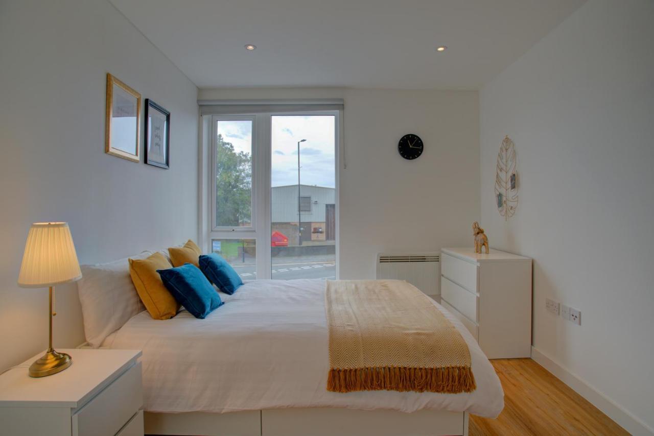 Lovely 2-Bed Apartment In Manchester With Parking المظهر الخارجي الصورة